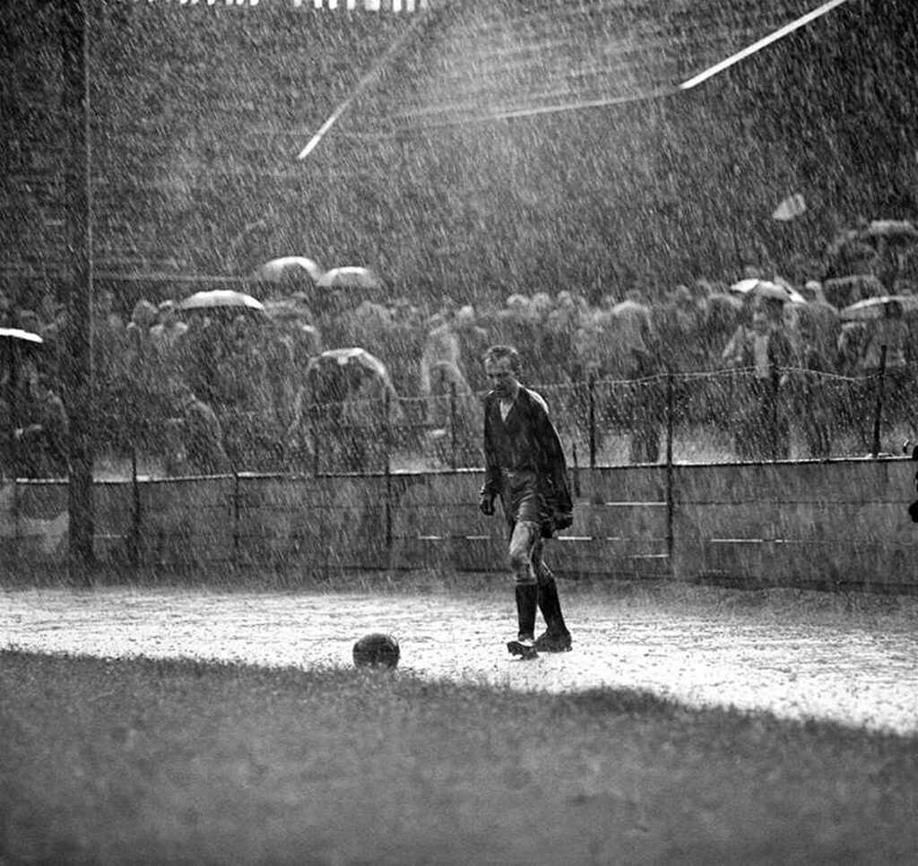 Za snímek fotbalového brankáře Miroslava Čtvrtníčka s názvem Brankář a voda získal Stanislav Tereba hlavní cenu World Press Photo v roce 1959.