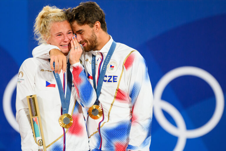 Letní olympijské hry v Paříži, 2. srpna 2024, Paříž, Francie. Tenis, smíšená čtyřhra, finále. Tenisté Tomáš Macháč a Kateřina Siniaková se stali olympijskými šampiony ve smíšené čtyřhře. Premiérové zlato v disciplíně i pro českou výpravu v Paříži získali po finálové výhře nad čínskou dvojicí Čang Č'-čen, Wang Sin-jü.