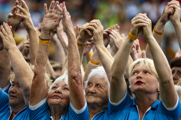 Hromadn skladby XVII. väesokolskho sletu, 5. ervence 2024, Fortuna Arena, Eden, Vräovice, Praha.
Mass Routines of the XVII All-Sokol Slet, July 5, 2024, Fortuna Arena, Eden, Prague.