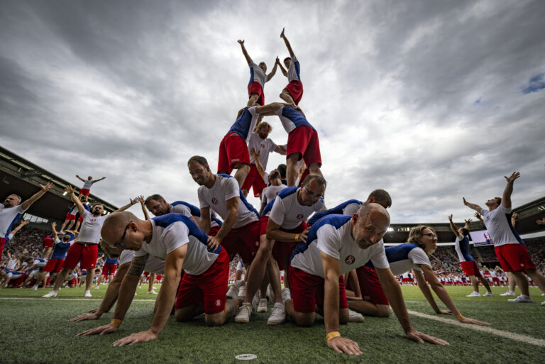 Hromadn skladby XVII. väesokolskho sletu, 5. ervence 2024, Fortuna Arena, Eden, Vräovice, Praha.
Mass Routines of the XVII All-Sokol Slet, July 5, 2024, Fortuna Arena, Eden, Prague.