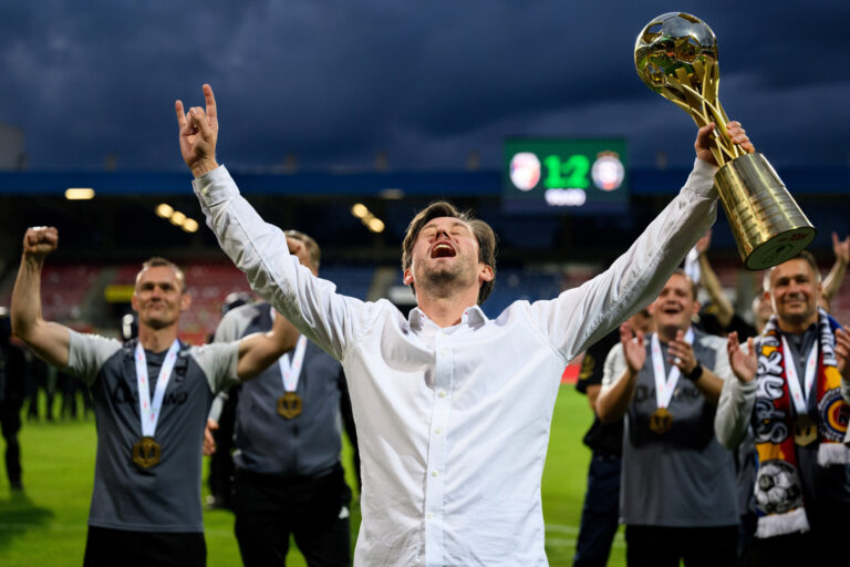 Tomáš Rosický s trofejí pro vítěze MOL Cupu, FC Viktoria Plzeň - AC Sparta Praha, hrané dne 22. května 2024 v Plzni.