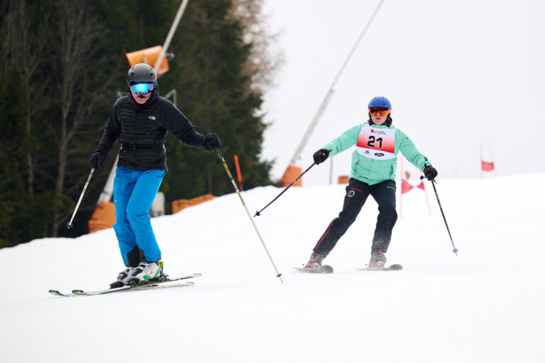 Simoně Bubeníčkové na trati asistuje její otec.