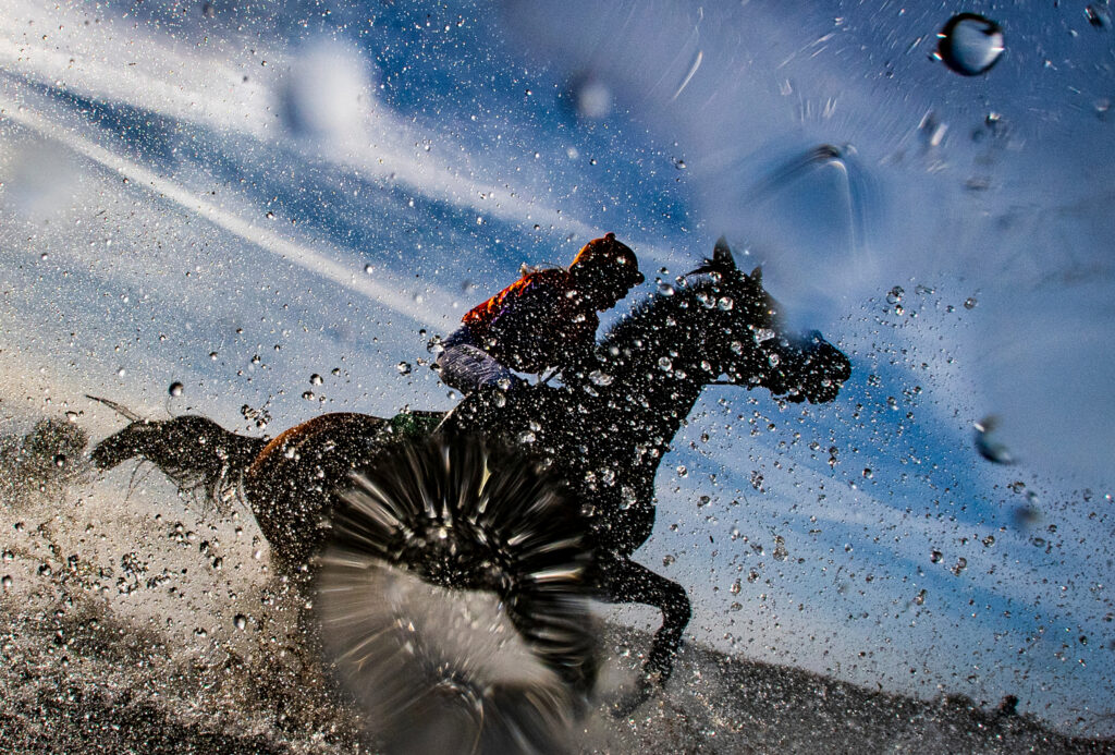 Jezdkyn Lenka Nepraäov na koni Mazinga pÞekonvaj vodn pÞkop v Steeplechase crosscountry III.kategorie (Cena spolenosti Chldek a Tintra a.s.) pÞi dostihovm mtinku, 19. Þjna 2025, Kolesa.
